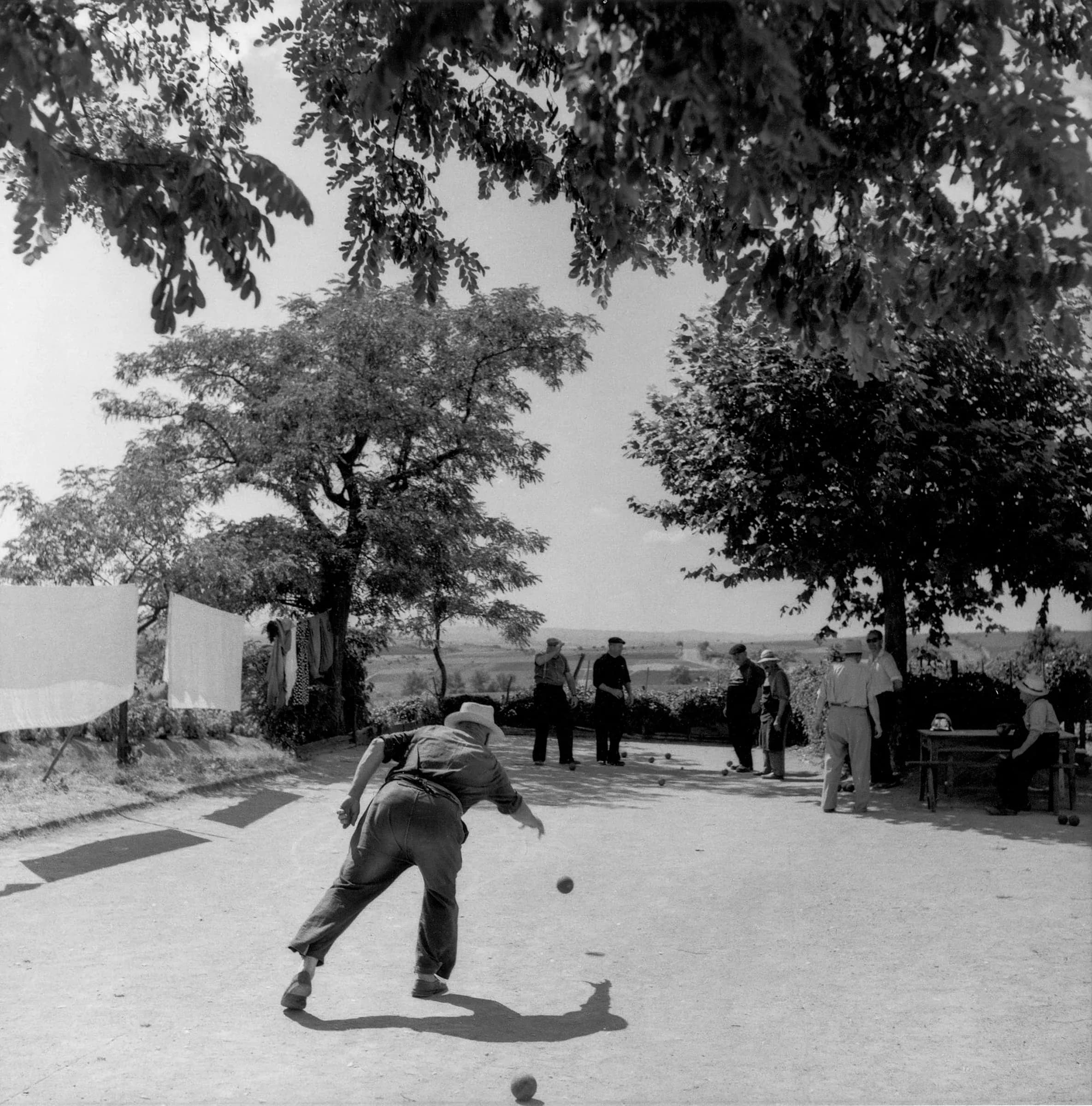 1551 E 39 La pétanque à Julienas, 1936