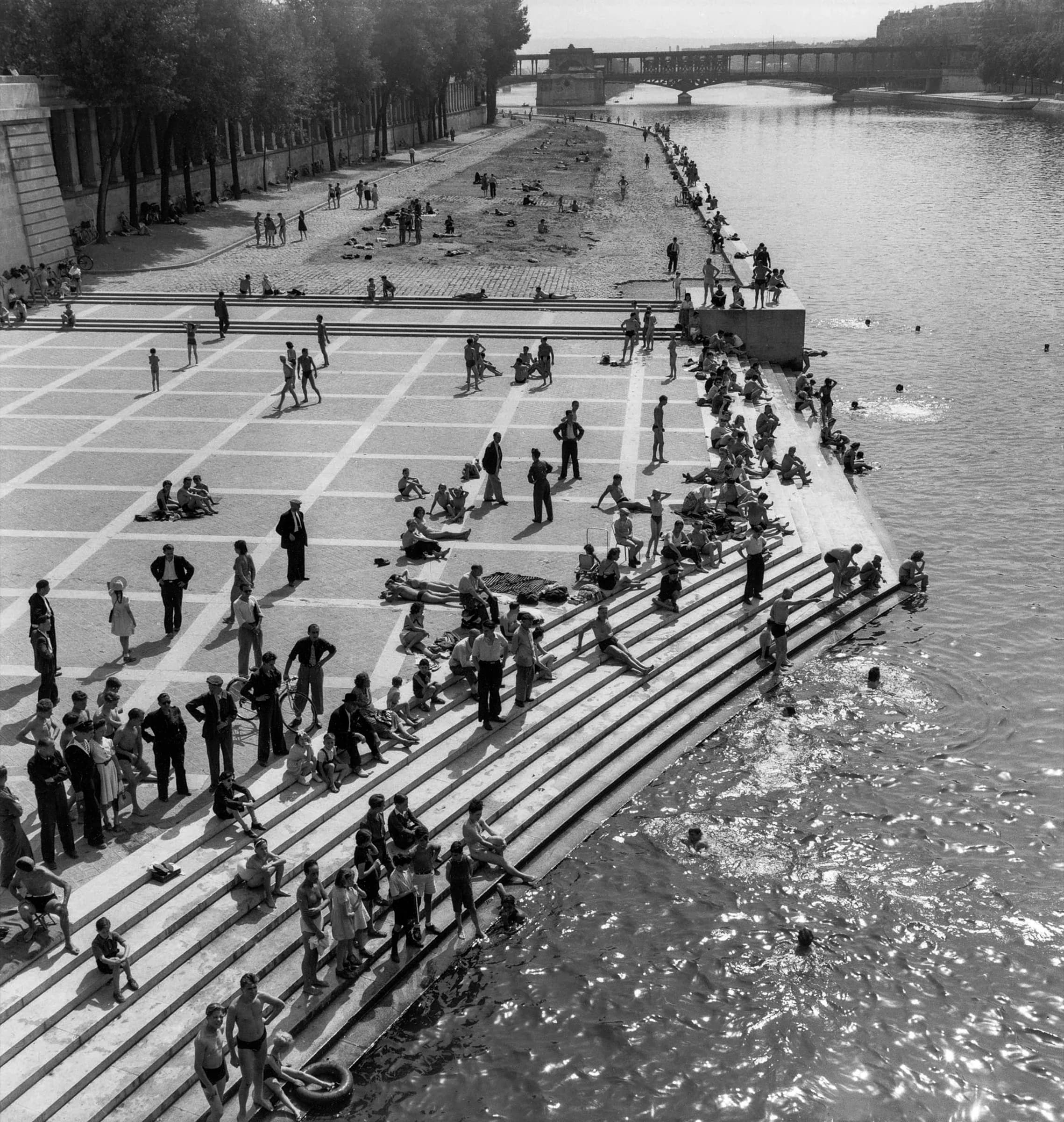 607 B 103 La Seine, Paris, 1945