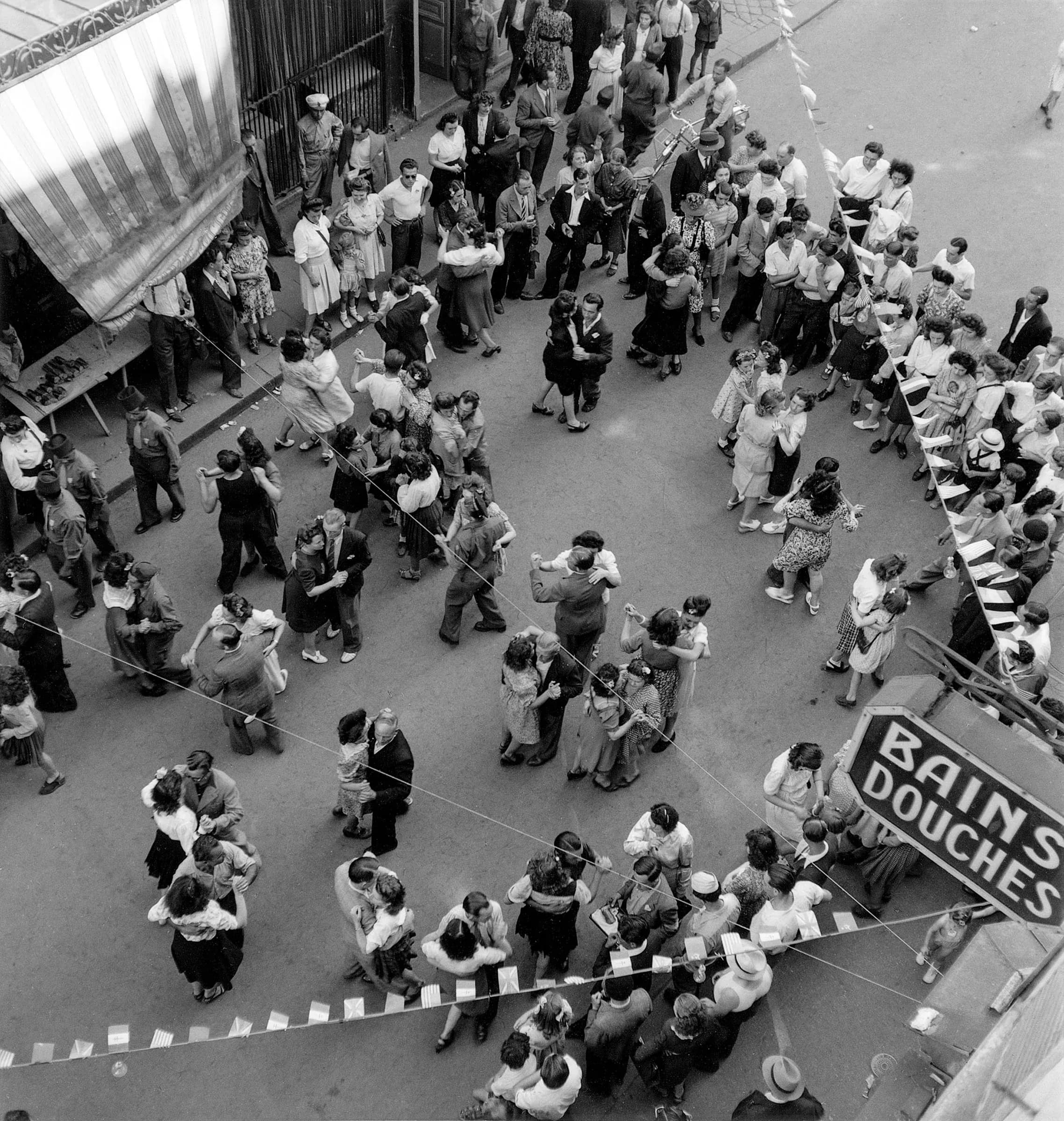 607 EC 45 Bal de la Victoire, Paris, 1945