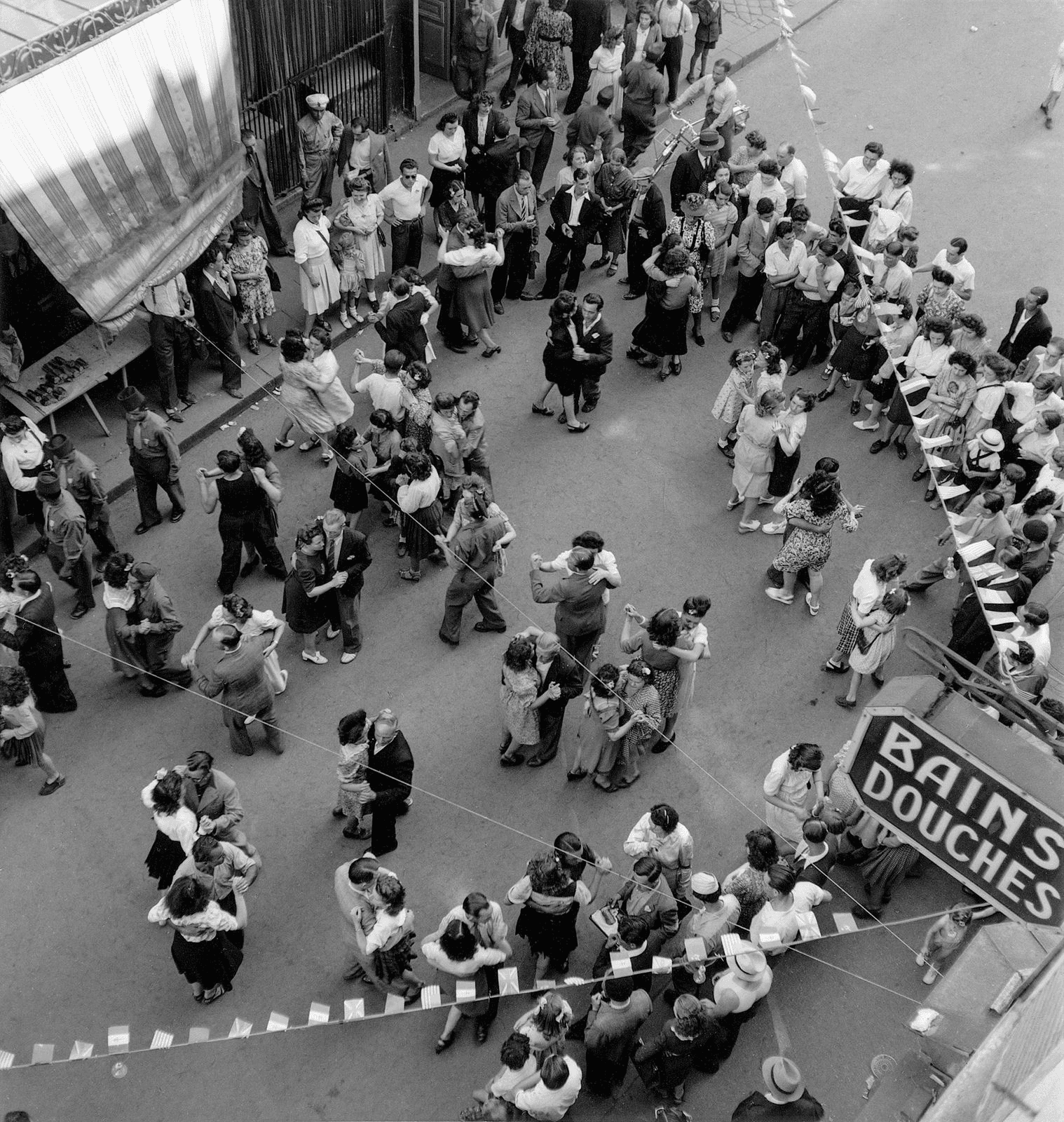 Scène de rue parisienne photographiée par Roger Schall