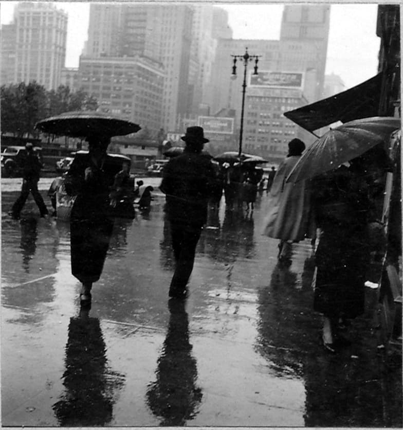 Scène de rue sous la pluie