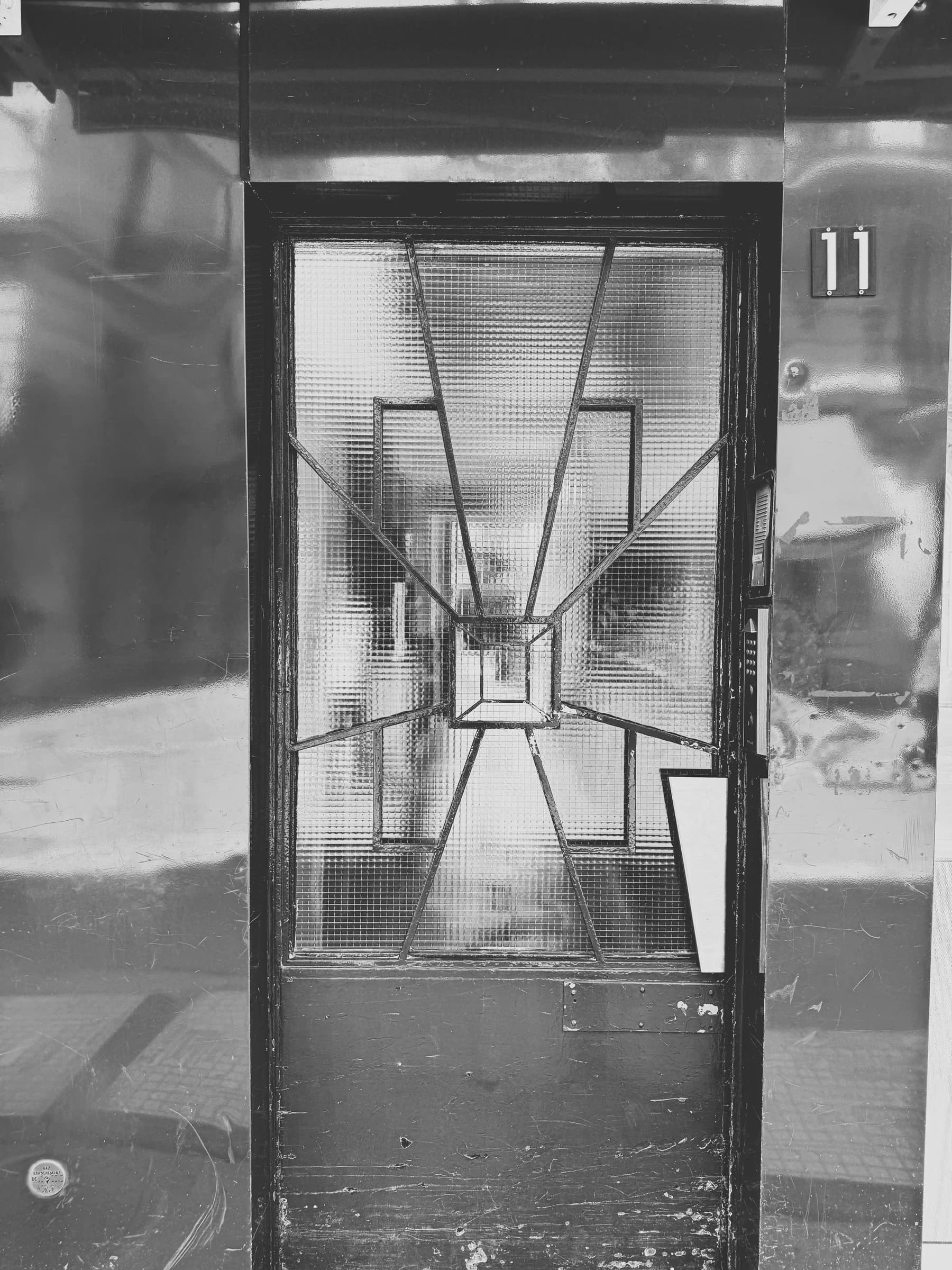La porte du 11 rue Daguerre, siège de Schall Collection