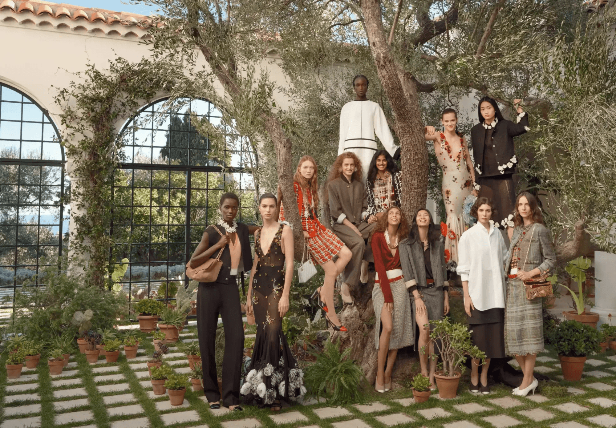 Défilé Chanel dans un jardin