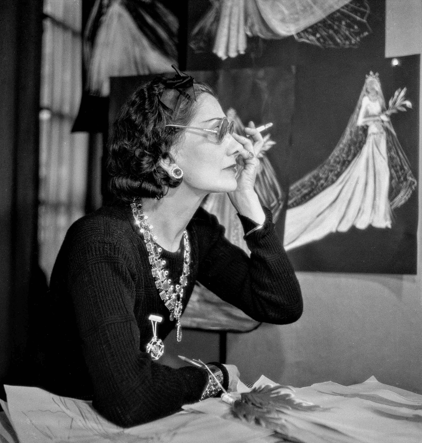 Coco Chanel, portrait aux colliers de perles