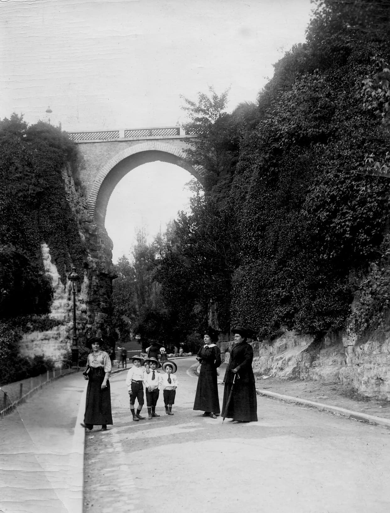 Les trois frères Schall aux Buttes-Chaumont, 1911