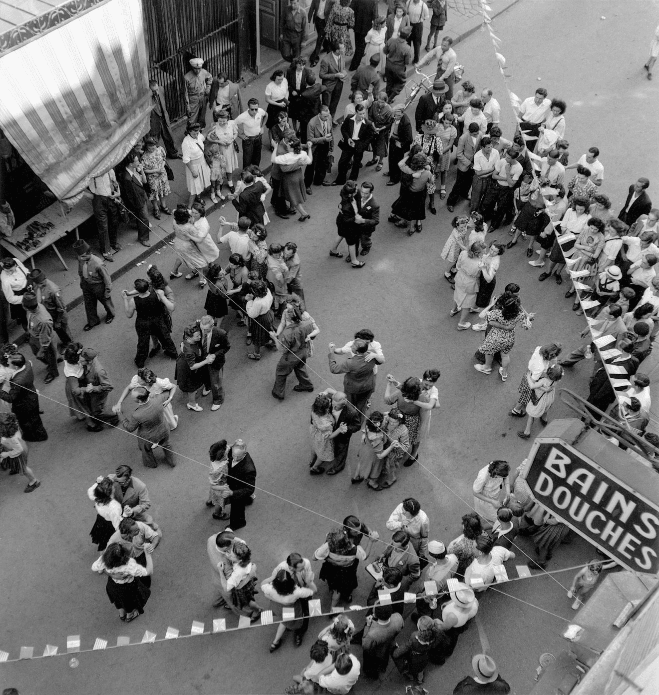 Liesse populaire à la Libération de Paris, vue en plongée